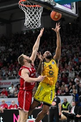 BAMBERG 15.02.2026 --- Basketball ---- easycredit 1. Basketball Bundesliga ---- 20. Spieltag: Bamberg Baskets vs Alba Berlin --- J wan Roberts (13, Alba Berlin) gegen Daniel Keppeler (31, Bamberg Baskets) --- Foto: Hans-Martin Issler isslerimages ---- Bamberg Baskets vs Alba Berlin