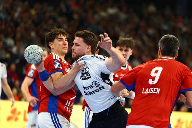 Handball I Herren I Saison 2025 2026 I Bundesliga I 21. Spieltag I HSV Hamburg - SG Flensburg - Handewitt I 15.02.2026 Elias Kofler (6, HSV Hamburg) Johannes Golla (4, SG Flensburg-Handewitt) Hamburg Barclaycard Arena Hamburg Deutschland Copyright: xLobeca RalfxHomburgx