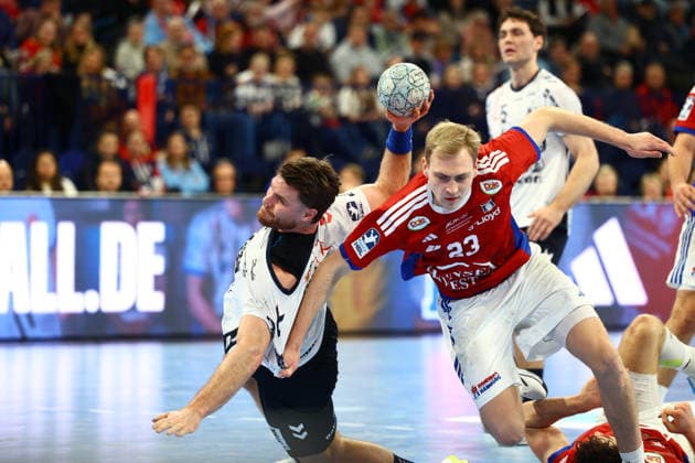Handball I Herren I Saison 2025 2026 I Bundesliga I 21. Spieltag I HSV Hamburg - SG Flensburg - Handewitt I 15.02.2026 Johannes Golla (4, SG Flensburg-Handewitt) Einar Thorsteinn Olafsson (23, HSV Hamburg) Hamburg Barclaycard Arena Hamburg Deutschland Copyright: xLobeca RalfxHomburgx