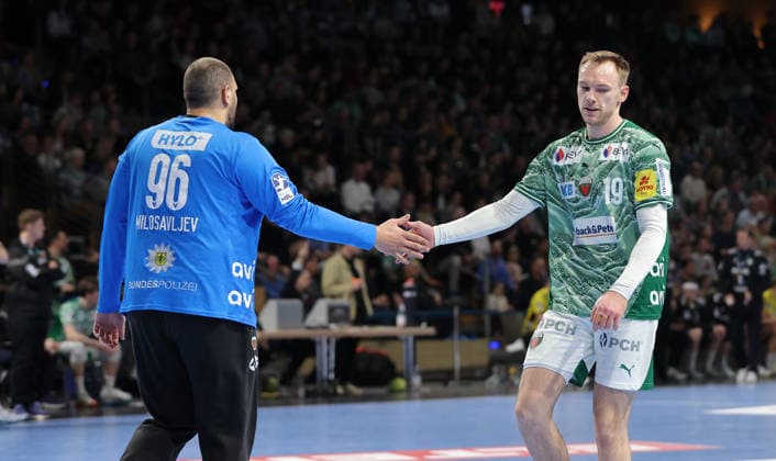 Torwart Dejan Milosavljev klatscht ab mit Mathias Gidsel Aktion Oberkörper Handball HBL Bundesliga Herren 21. Spieltag Saison 2025 2026 15.02.2026 Füchse Berlin vs TBV 1898 Stuttgart