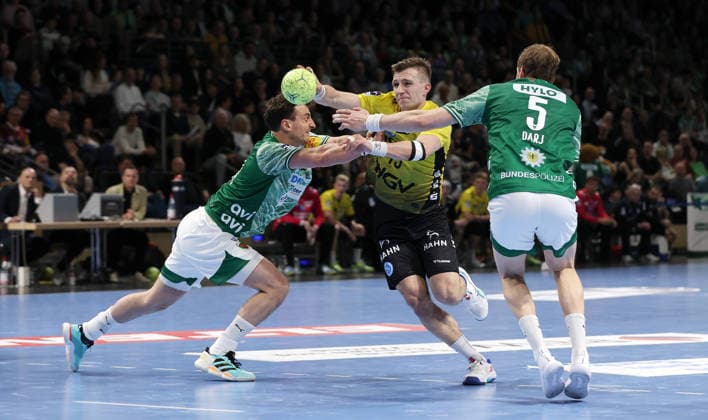 Lukas Herburger, Simone Mengon am Ball, Max Darj Zweikampf Spielszene Aktion Handball HBL Bundesliga Herren 21. Spieltag Saison 2025 2026 15.02.2026 Füchse Berlin vs TBV 1898 Stuttgart