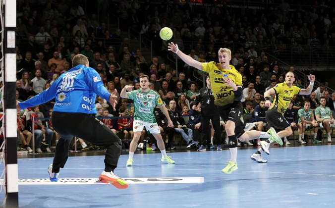 Torben Matzken erzielt ein Tor gegen Torwart Dejan Milosavljev Zweikampf Spielszene Aktion Handball HBL Bundesliga Herren 21. Spieltag Saison 2025 2026 15.02.2026 Füchse Berlin vs TBV 1898 Stuttgart