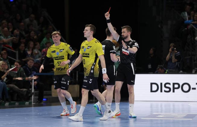 Marco Mengon erhält die rote Karte Handball HBL Bundesliga Herren 21. Spieltag Saison 2025 2026 15.02.2026 Füchse Berlin vs TBV 1898 Stuttgart