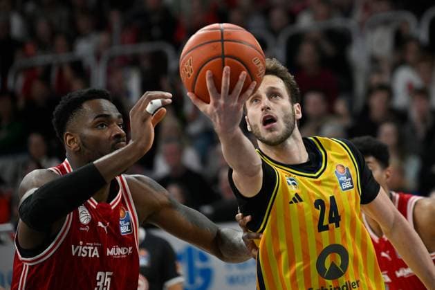 BAMBERG 15.02.2026 --- Basketball ---- easycredit 1. Basketball Bundesliga ---- 20. Spieltag: Bamberg Baskets vs Alba Berlin --- Guy Artman Nahmias (24, Alba Berlin) gegen Ejofor Onu (35, Bamberg Baskets) --- Foto: Hans-Martin Issler isslerimages ---- Bamberg Baskets vs Alba Berlin