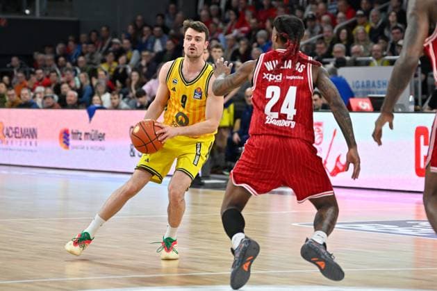 BAMBERG 15.02.2026 --- Basketball ---- easycredit 1. Basketball Bundesliga ---- 20. Spieltag: Bamberg Baskets vs Alba Berlin --- Jonas Mattisseck (9, Alba Berlin) gegen Cobe Williams (24, Bamberg Baskets) --- Foto: Hans-Martin Issler isslerimages ---- Bamberg Baskets vs Alba Berlin