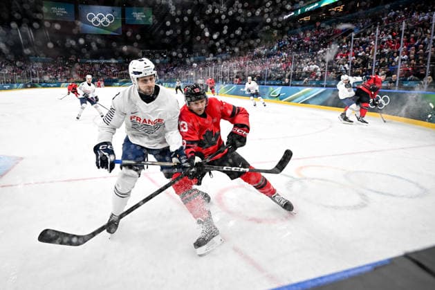 15 02 2026, Milano, Santa Giulia Ice hockey, Eishockey Arena, Winter Olympics: Canada - France (Ice Hockey), Sam Reinhart of Canada against Hugo Gallet of France Milano Santa Giulia Ice Hockey Arena Lombardy Italy *** 15 02 2026, Milano, Santa Giulia Ice Hockey Arena, Winter Olympics Canada France Ice Hockey , Sam Reinhart of Canada against Hugo Gallet of France Milano Santa Giulia Ice Hockey Arena Lombardy Italy Copyright: xJustPictures.ch AndreaxBrancax jp-en-AnBr-AB-DSC_582115022026