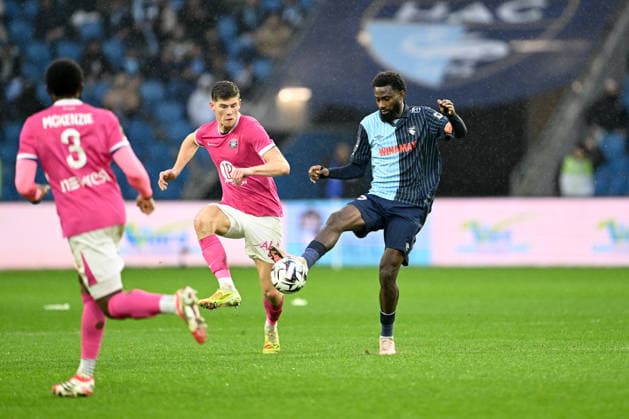 Le Havre Athletic Club v Toulouse FC - Ligue 1 McDonald s 2025 2026 04 Charlie CRESSWELL (tfc) - 45 Issa SOUMARE (hac) during the Ligue 1 McDonald s match between Le Havre and Toulouse at Stade OcÃ ane on February 15, 2026 in Le Havre, France. Le Havre France  Copyright: xFEPx 776348283