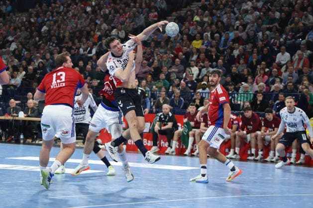 2026.02.15 xfsx Handballl 1. Bundesliga Hamburger Sportverein Handball - SG Flensburg-Handewitt v.l.Niklas Weller (13, HSV Hamburg Handball ) , Niclas Kirkelokke (5, SG Flensburg-Handewitt) Copyright: HMBxMedia FernandoxSoares