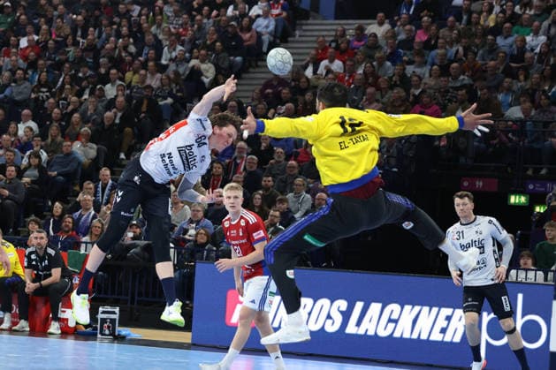 2026.02.15 xfsx Handballl 1. Bundesliga Hamburger Sportverein Handball - SG Flensburg-Handewitt v.l. Lasse Moller (64, SG Flensburg-Handewitt) , Torwart Mohamed El-Tayar (12, HSV Hamburg Handball ) in aktion, in action Copyright: HMBxMedia FernandoxSoares