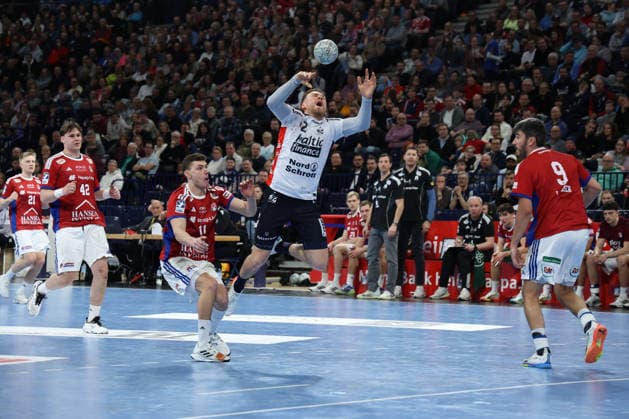 2026.02.15 xfsx Handballl 1. Bundesliga Hamburger Sportverein Handball - SG Flensburg-Handewitt v.l. Nicolaj Jorgensen (11, HSV Hamburg Handball ) , Simon Pytlick (2, SG Flensburg-Handewitt) Copyright: HMBxMedia FernandoxSoares