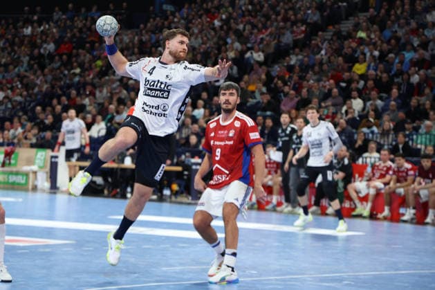 2026.02.15 xfsx Handballl 1. Bundesliga Hamburger Sportverein Handball - SG Flensburg-Handewitt v.l. Johannes Golla (4, SG Flensburg-Handewitt) , Jacob Lassen (9, HSV Hamburg Handball ) Copyright: HMBxMedia FernandoxSoares