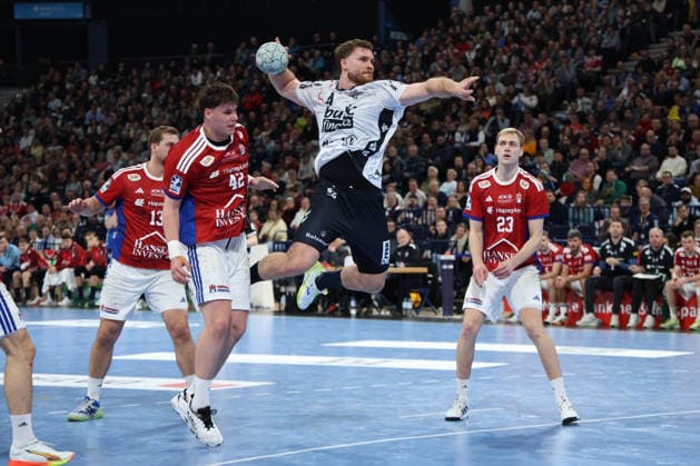 2026.02.15 xfsx Handballl 1. Bundesliga Hamburger Sportverein Handball - SG Flensburg-Handewitt v.l. Niklas Weller (13, HSV Hamburg Handball ) , Jan-Christian Schmidt (42, HSV Hamburg Handball ) Johannes Golla (4, SG Flensburg-Handewitt) , in aktion, in action , Einar Olafsson (23, HSV Hamburg Handball ) Copyright: HMBxMedia FernandoxSoares