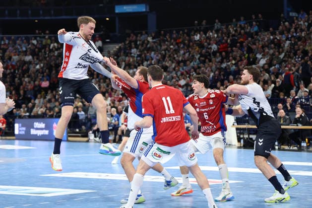 2026.02.15 xfsx Handballl 1. Bundesliga Hamburger Sportverein Handball - SG Flensburg-Handewitt v.l. Simon Pytlick (2, SG Flensburg-Handewitt) , Niklas Weller (13, HSV Hamburg Handball ) haelt in fest , Nicolaj Jorgensen (11, HSV Hamburg Handball ) Copyright: HMBxMedia FernandoxSoares