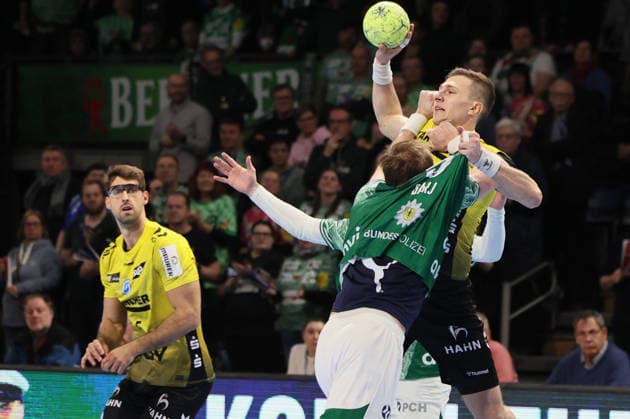 GER HBL Saison 2025 2026 FÜCHSE Berlin vs TV Stuttgart, 15.02.26, Max-Schmeling-Halle, Berlin, Simone MENGON (TVB Stuttgart 15)wird von Mathias GIDSEL (Füchse Berlin 19) attackiert