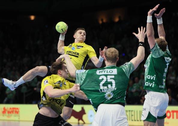 GER HBL Saison 2025 2026 FÜCHSE Berlin vs TV Stuttgart, 15.02.26, Max-Schmeling-Halle, Berlin, Simone MENGON (TVB Stuttgart 15), Matthes LANGHOFF (Füchse Berlin 25), Max DARJ (Füchse Berlin 5)