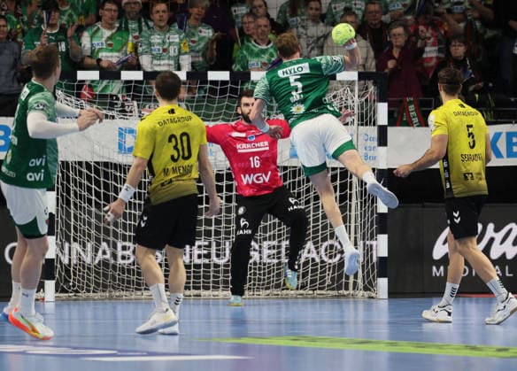 GER HBL Saison 2025 2026 FÜCHSE Berlin vs TV Stuttgart, 15.02.26, Max-Schmeling-Halle, Berlin, Max DARJ (Füchse Berlin 5) verwandelt gegen Miljan VUJOVIC (TVB Stuttgart 16)