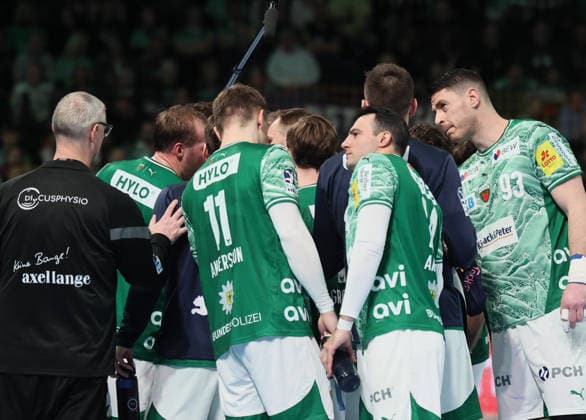 GER HBL Saison 2025 2026 FÜCHSE Berlin vs TV Stuttgart, 15.02.26, Max-Schmeling-Halle, Berlin, Einschwören nach dem Timeout, Team FÜCHSE Berlin