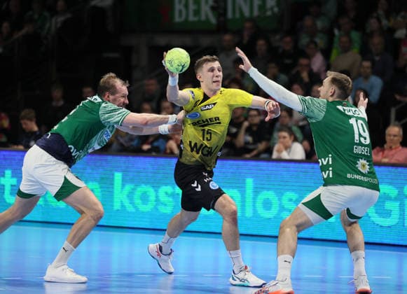 GER HBL Saison 2025 2026 FÜCHSE Berlin vs TV Stuttgart, 15.02.26, Max-Schmeling-Halle, Berlin, Max DARJ (Füchse Berlin 5), Simone MENGON (TVB Stuttgart 15), Mathias GIDSEL (Füchse Berlin 19)