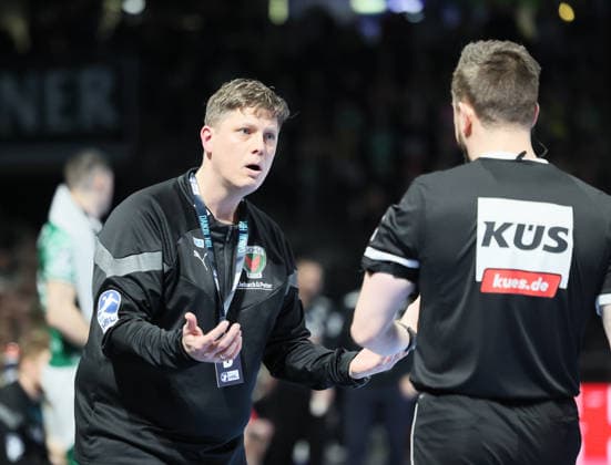GER HBL Saison 2025 2026 FÜCHSE Berlin vs TV Stuttgart, 15.02.26, Max-Schmeling-Halle, Berlin, Nikolej KRICKAU (Füchse Berlin_Trainer) hat viele Fragen an die Schiedsrichter, Unverständnis, Unzufriedenheit