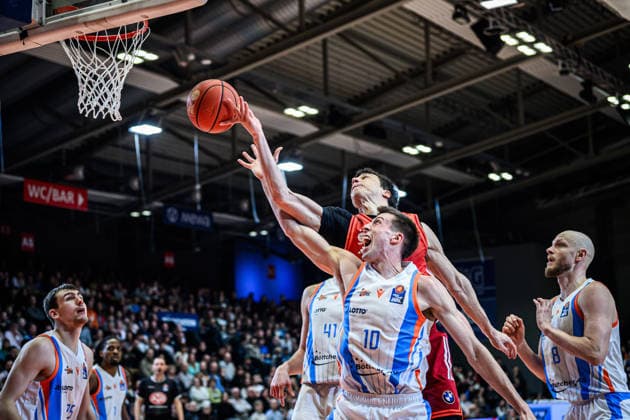 easycredit BBL Basketball Bundesliga 2025 2026 20. Spieltag 15.02.2026 Science City Jena vs FC Bayern München Basketball Hohe Intensität beim Rebound von vorn Joe Wieskamp (Jena) gegen Vladimir Lucic (Bayern) Sparkassen Arena