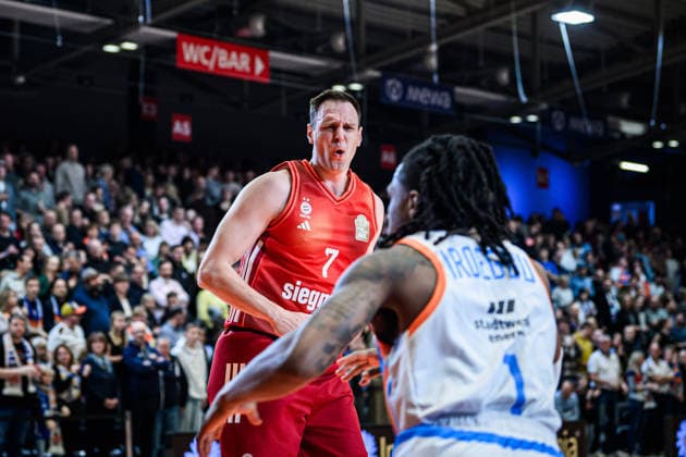 easycredit BBL Basketball Bundesliga 2025 2026 20. Spieltag 15.02.2026 Science City Jena vs FC Bayern München Basketball Johannes Voigtmann (Bayern) emotional gegen Iroegbu Uchenna (Jena) Sparkassen Arena