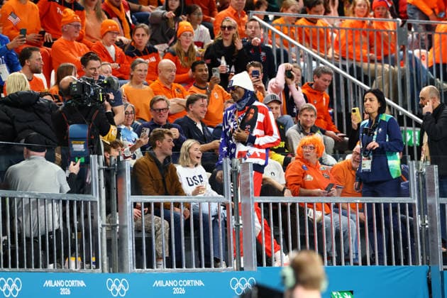February 15, 2026, Rho, Lombardy, Italy: SNOOP DOGG wears a t-shirt to cheer for Erin Jackson of USA in the Women s Speed skating, Eisschnelllauf Men s 500m at the Milano Cortina 2026 Winter Olympic Games, Olympische Spiele, Olympia, OS Rho Italy - ZUMAc179 20260215_oly_c179_042 Copyright: xMickaelxChavetx