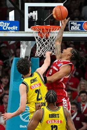 BAMBERG 15.02.2026 --- Basketball ---- easycredit 1. Basketball Bundesliga ---- 20. Spieltag: Bamberg Baskets vs Alba Berlin --- Austin Crowley (85, Bamberg Baskets) gegen Richard Schmitt (25, Alba Berlin) und J wan Roberts (13, Alba Berlin) --- Foto: Hans-Martin Issler isslerimages ---- Bamberg Baskets vs Alba Berlin