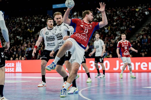 Deutschland: Handball-Bundesliga, DAIKIN HBL 2025 2026, 21. Spieltag Handball Verein Hamburg vs Flensburg-Handewitt Barclays Arena (Hamburg): Niklas Weller (HSV Hamburg, 13), Simon Pytlick (SG Flensburg-Handewitt, 2), Blaz Blagotinsek (SG Flensburg-Handewitt, 43), Moritz Sauter (HSV Hamburg, 33) Copyright: xStefanxTrochax