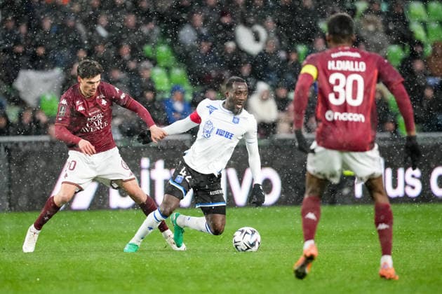FC Metz v AJ Auxerre - Ligue 1 McDonald s 2025 2026 20 Jessy DEMINGUET (fcm) - 42 Elisha OWUSU (aja) during the Ligue 1 McDonald s match between Metz and Auxerre at Stade Saint-Symphorien on February 15, 2026 in Metz, France. Metz France  Copyright: xFEPx 776348286