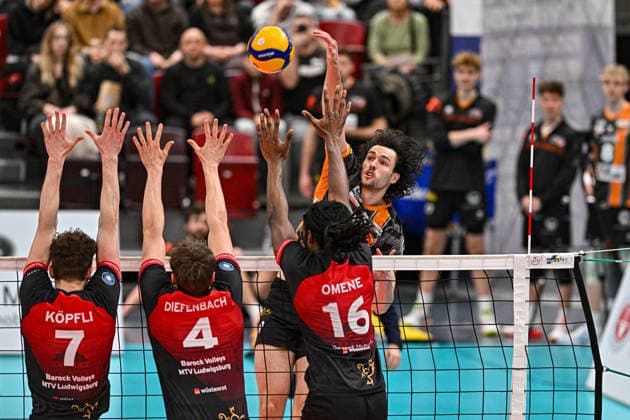 VBL MTV Ludwigsburg - BR Recycling Volleys 15.02.2026 Volleyball, 1. Bundesliga, Herren, Saison 2025 26, Barock Volleys MTV Ludwigsburg (in Rot-Schwarz) vs Berlin Recycling Volleys (in Orange-Schwarz), Nolan Flexen im Angriff gegen LB mit 7 Tim Köpfli, 4 Darius Diefenbach, 16 Nyherowo Omene, Copyright: xBEAUTIFULxSPORTS TomxBlochx