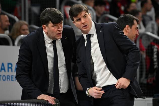 BAMBERG 15.02.2026 --- Basketball ---- easycredit 1. Basketball Bundesliga ---- 20. Spieltag: Bamberg Baskets vs Alba Berlin --- Pedro Calles (Headcoach Alba Berlin) und Sebastian Trzcionka (Assistant Coach Alba Berlin) beraten sich --- Foto: Hans-Martin Issler isslerimages ---- Bamberg Baskets vs Alba Berlin