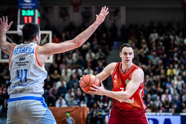 easycredit BBL Basketball Bundesliga 2025 2026 20. Spieltag 15.02.2026 Science City Jena vs FC Bayern München Basketball v.re. Johannes Voigtmann (Bayern) am Ball gegen Alexander Herrera (Jena) Sparkassen Arena