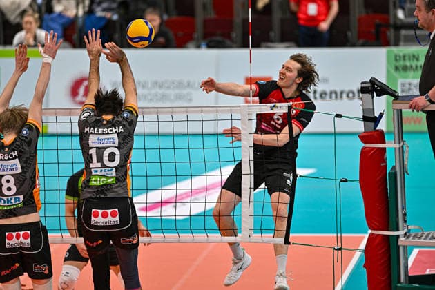 VBL MTV Ludwigsburg - BR Recycling Volleys 15.02.2026 Volleyball, 1. Bundesliga, Herren, Saison 2025 26, Barock Volleys MTV Ludwigsburg (in Rot-Schwarz) vs Berlin Recycling Volleys (in Orange-Schwarz), Ben-Simon Bonin, im Angriff gegen 10 Daniel Malescha, Copyright: xBEAUTIFULxSPORTS TomxBlochx