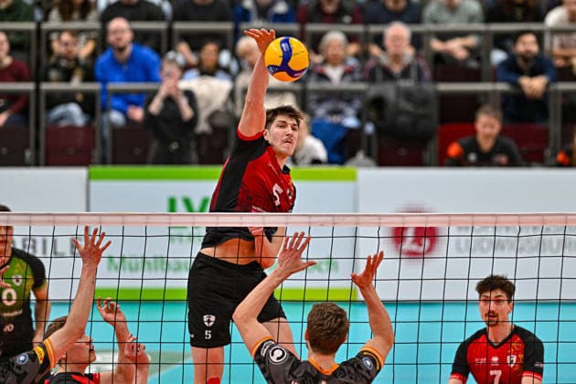 VBL MTV Ludwigsburg - BR Recycling Volleys 15.02.2026 Volleyball, 1. Bundesliga, Herren, Saison 2025 26, Barock Volleys MTV Ludwigsburg (in Rot-Schwarz) vs Berlin Recycling Volleys (in Orange-Schwarz), Jan Huber ohne Block Copyright: xBEAUTIFULxSPORTS TomxBlochx