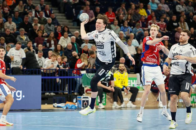 Handball 1. Handball-Bundesliga, DAIKIN HBL 2025 2026 - Handball Verein Hamburg (HSVH) vs. SG Flensburg-Handewitt Lasse Moeller (Flensburg) mit Sprungwurf aufs Tor . Barclays Arena Hamburg Hamburg Foto: Frank Schoof