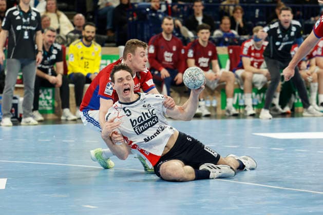 Handball 1. Handball-Bundesliga, DAIKIN HBL 2025 2026 - Handball Verein Hamburg (HSVH) vs. SG Flensburg-Handewitt Niclas Kirkeloekke (Flensburg) wird von Moritz Sauter (Hamburg) niedergerungen . Barclays Arena Hamburg Hamburg Foto: Frank Schoof