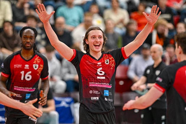 VBL MTV Ludwigsburg - BR Recycling Volleys 15.02.2026 Volleyball, 1. Bundesliga, Herren, Saison 2025 26, Barock Volleys MTV Ludwigsburg (in Rot-Schwarz) vs Berlin Recycling Volleys (in Orange-Schwarz), 6 Ben-Simon Bonin, Copyright: xBEAUTIFULxSPORTS TomxBlochx