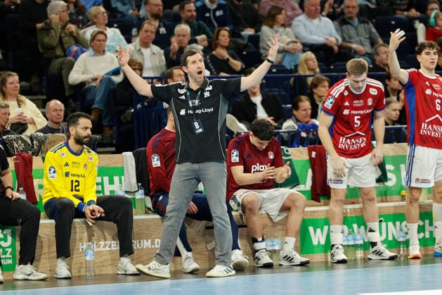 Handball 1. Handball-Bundesliga, DAIKIN HBL 2025 2026 - Handball Verein Hamburg (HSVH) vs. SG Flensburg-Handewitt Trainer Torsten Jansen (Hamburg) motiviert sein Team . Barclays Arena Hamburg Hamburg Foto: Frank Schoof
