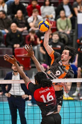 VBL MTV Ludwigsburg - BR Recycling Volleys 15.02.2026 Volleyball, 1. Bundesliga, Herren, Saison 2025 26, Barock Volleys MTV Ludwigsburg (in Rot-Schwarz) vs Berlin Recycling Volleys (in Orange-Schwarz), Nolan Flexen im Angriff gegen 16 Nyherewo Omene, Copyright: xBEAUTIFULxSPORTS TomxBlochx