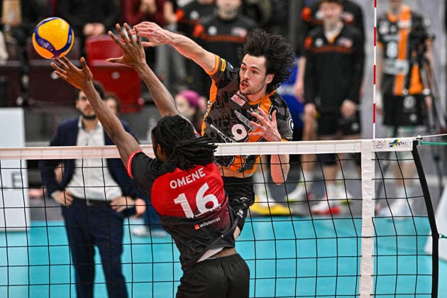 VBL MTV Ludwigsburg - BR Recycling Volleys 15.02.2026 Volleyball, 1. Bundesliga, Herren, Saison 2025 26, Barock Volleys MTV Ludwigsburg (in Rot-Schwarz) vs Berlin Recycling Volleys (in Orange-Schwarz), Nolan Flexen im Angriff gegen 16 Nyherewo Omene, Copyright: xBEAUTIFULxSPORTS TomxBlochx