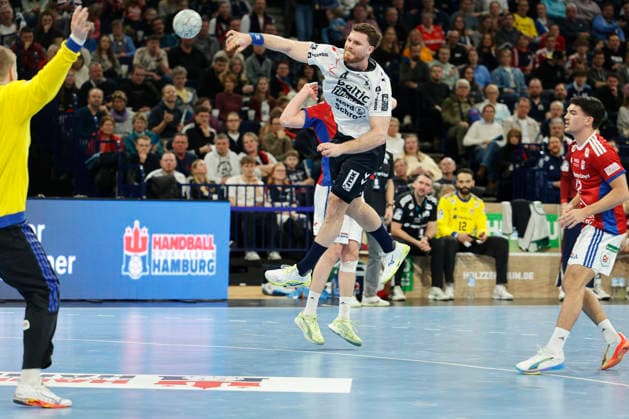Handball 1. Handball-Bundesliga, DAIKIN HBL 2025 2026 - Handball Verein Hamburg (HSVH) vs. SG Flensburg-Handewitt Johannes Golla (Flensburg) wirft aufs Tor von Torwart Robin Paulsen Haug (Hamburg) . Barclays Arena Hamburg Hamburg Foto: Frank Schoof