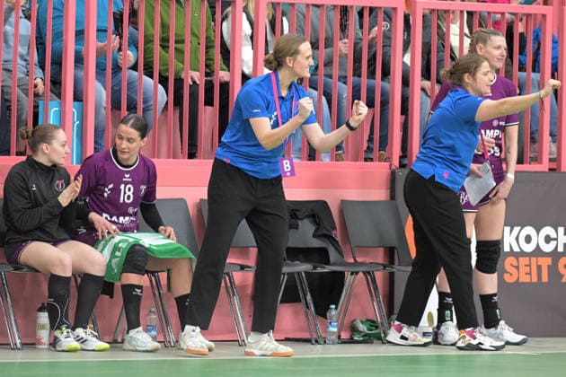 Miriam Hirsch (TusSies Metzingen, Trainerin) und Louisa Wolf (TusSies Metzingen, Co-Trainerin) Jubel nach Parade Tor auf der Bank TusSies Metzingen vs. SV Union Halle-Neustadt, Handball, Alsco HBF, 17.Ligaspieltag, Saison 2025 2026, 15.02.2026 TusSies Metzingen vs. SV Union Halle-Neustadt, Handball, Alsco HBF, 17.Ligaspieltag, Saison 2025 2026, 15.02.2026 Tuebingen Copyright: xEibner-Pressefoto TobiasxBaurx EP_TBR