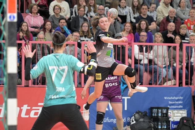 Emma Hertha (SV Union Halle-Neustadt, 17) gegen Sara Suba (TusSies Metzingen, 77) im Tor TusSies Metzingen vs. SV Union Halle-Neustadt, Handball, Alsco HBF, 17.Ligaspieltag, Saison 2025 2026, 15.02.2026 TusSies Metzingen vs. SV Union Halle-Neustadt, Handball, Alsco HBF, 17.Ligaspieltag, Saison 2025 2026, 15.02.2026 Tuebingen Copyright: xEibner-Pressefoto TobiasxBaurx EP_TBR