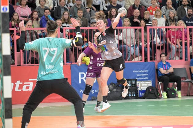 Emma Hertha (SV Union Halle-Neustadt, 17) gegen Sara Suba (TusSies Metzingen, 77) im Tor TusSies Metzingen vs. SV Union Halle-Neustadt, Handball, Alsco HBF, 17.Ligaspieltag, Saison 2025 2026, 15.02.2026 TusSies Metzingen vs. SV Union Halle-Neustadt, Handball, Alsco HBF, 17.Ligaspieltag, Saison 2025 2026, 15.02.2026 Tuebingen Copyright: xEibner-Pressefoto TobiasxBaurx EP_TBR