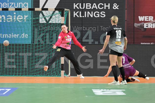Nicola Czaja (SV Union Halle-Neustadt, 70) im Tor gegen Sabrina Troester (TusSies Metzingen, 07) TusSies Metzingen vs. SV Union Halle-Neustadt, Handball, Alsco HBF, 17.Ligaspieltag, Saison 2025 2026, 15.02.2026 TusSies Metzingen vs. SV Union Halle-Neustadt, Handball, Alsco HBF, 17.Ligaspieltag, Saison 2025 2026, 15.02.2026 Tuebingen Copyright: xEibner-Pressefoto TobiasxBaurx EP_TBR