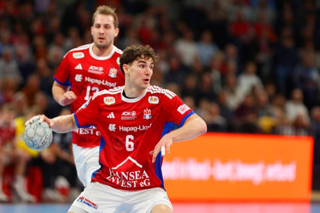 Handball 1. Handball-Bundesliga, DAIKIN HBL 2025 2026 - Handball Verein Hamburg (HSVH) vs. SG Flensburg-Handewitt Elias Kofler (Hamburg), dahinter Niklas Weller (Hamburg) . Barclays Arena Hamburg Hamburg Foto: Frank Schoof