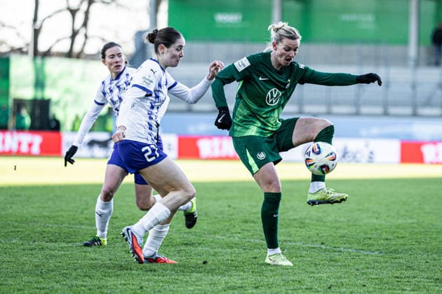 Deutschland: Google Pixel Frauen-Bundesliga 2025 2026, 18. Spieltag - VfL Wolfsburg vs SGS Essen - AOK-Stadion (Wolfsburg): Alexandra Popp (VfL Wolfsburg, 11) Teresa Buonarroti (SGS Essen, 27) Copyright: xAylinxKreutzsteinx