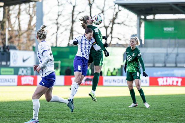 Deutschland: Google Pixel Frauen-Bundesliga 2025 2026, 18. Spieltag - VfL Wolfsburg vs SGS Essen - AOK-Stadion (Wolfsburg): Alexandra Popp (VfL Wolfsburg, 11) Lena Ostermeier (SGS Essen, 18) im Zweikampf Copyright: xAylinxKreutzsteinx