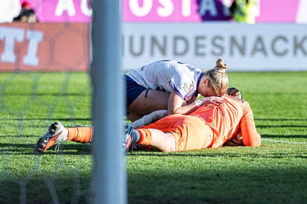 Deutschland: Google Pixel Frauen-Bundesliga 2025 2026, 18. Spieltag - VfL Wolfsburg vs SGS Essen - AOK-Stadion (Wolfsburg): Paula Flach (SGS Essen, 5) Kim-Lea Sindermann (SGS Essen, 1) Copyright: xAylinxKreutzsteinx