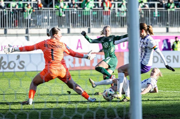 Deutschland: Google Pixel Frauen-Bundesliga 2025 2026, 18. Spieltag - VfL Wolfsburg vs SGS Essen - AOK-Stadion (Wolfsburg): Kim-Lea Sindermann (SGS Essen, 1) Ella Peddemors (VfL Wolfsburg, 5) Copyright: xAylinxKreutzsteinx